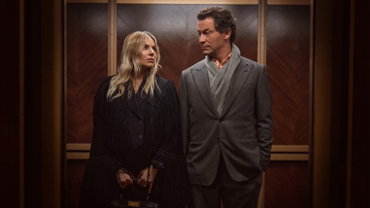 SIenna Miller e Dominic West se olhando em Guerra SIenna Miller e Dominic West se olhando em Guerra