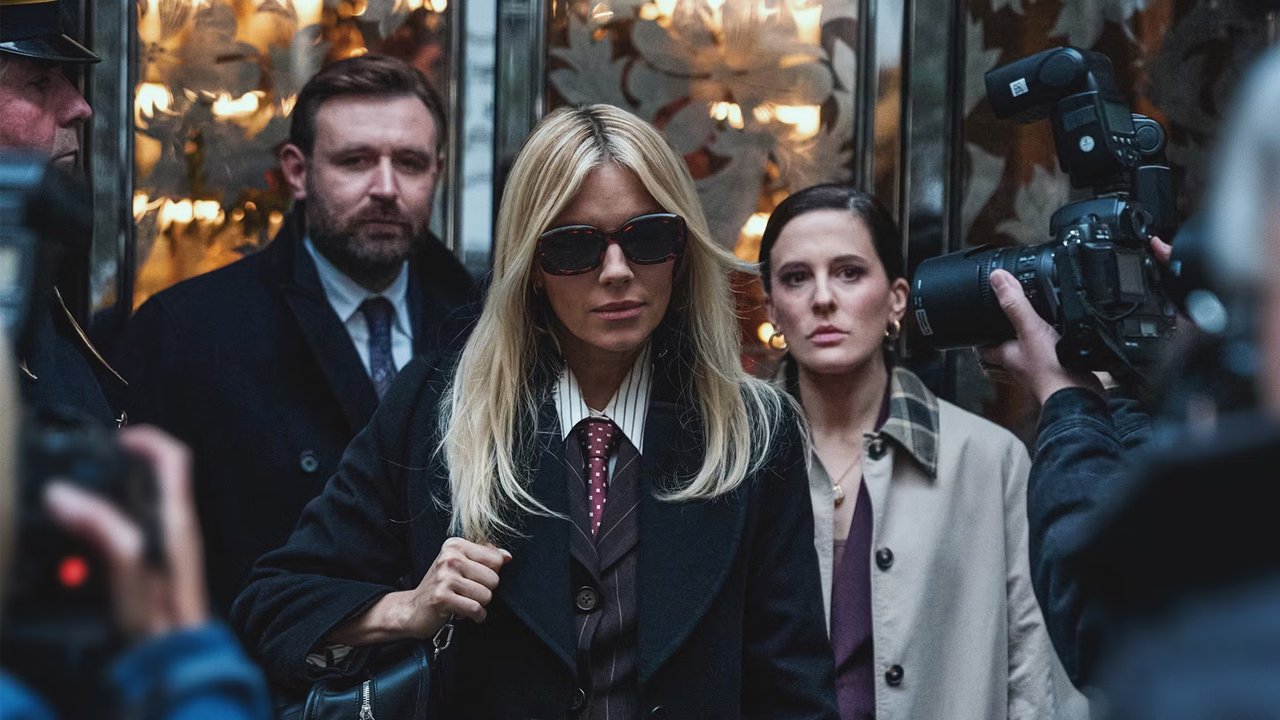 Sienna Miller usando óculos escuros e sendo perseguida pelos paparazzi em Guerra Sienna Miller usando óculos escuros e sendo perseguida pelos paparazzi em Guerra