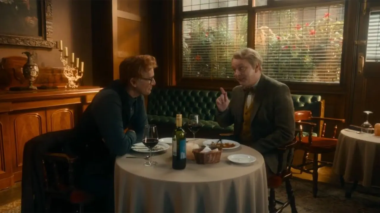 Human Crowley og Aziraphale på en restaurant i Good Omens-finalen sesong 3