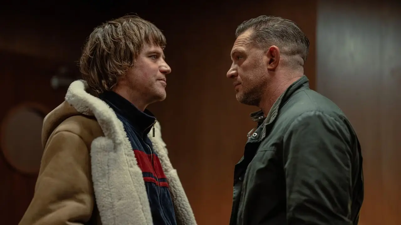 Tom Hardy ve Johnny Flynn, MobLand'in 2. sezon sahnesinde karşı karşıya geliyor