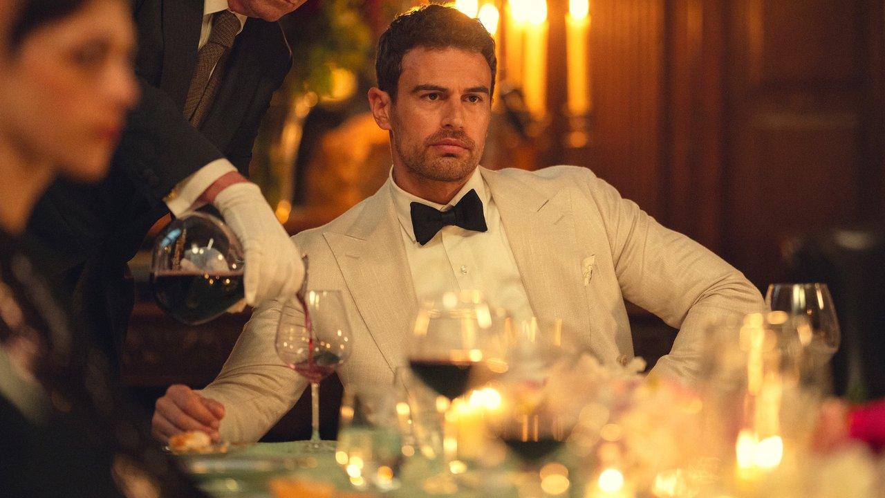 يبدو إيدي ثيو جيمس غاضبًا بينما يصب له أحدهم النبيذ في الموسم الثاني من مسلسل The Gentlemen