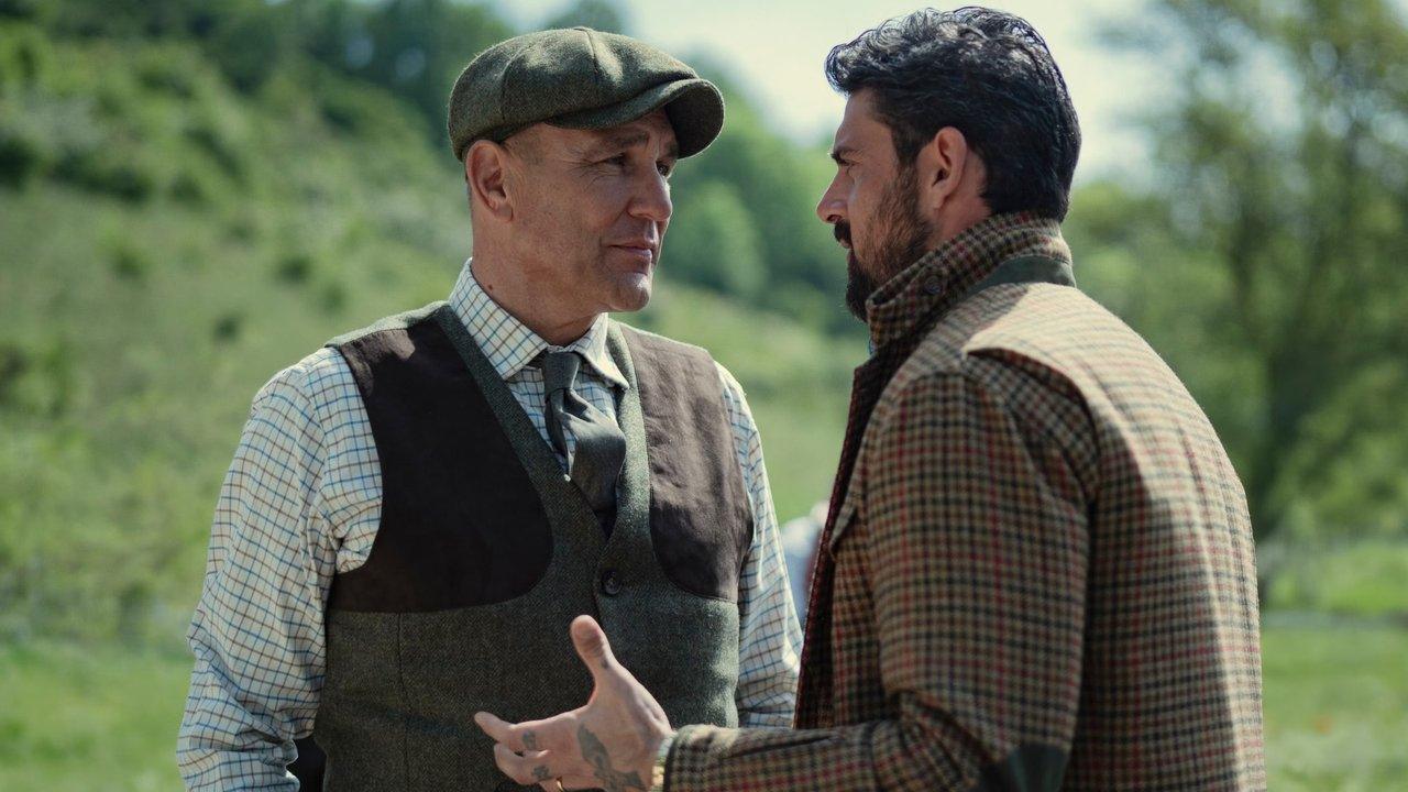 فيني جونز وميشيل موروني في مسلسل The Gentlemens، الموسم الثاني، الحلقة 1 على Netflix فيني جونز وميشيل موروني في مسلسل The Gentlemens، الموسم الثاني، الحلقة 1 على Netflix