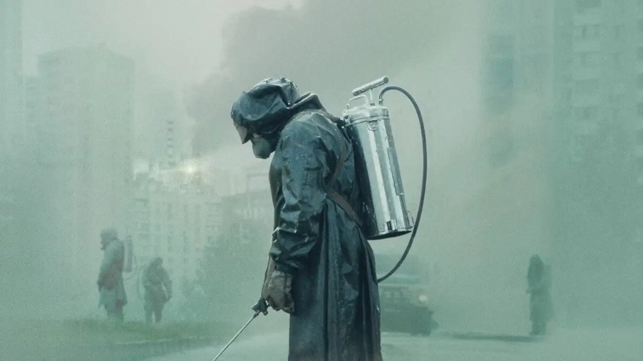 En arbeider i en hazmat-drakt i den begrensede serien Tsjernobyl.