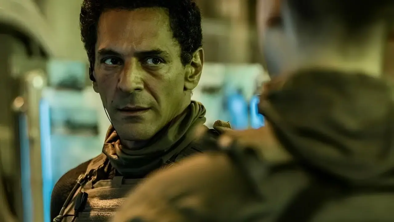 Un hombre dando una mirada intensa en Elite Force de Netflix