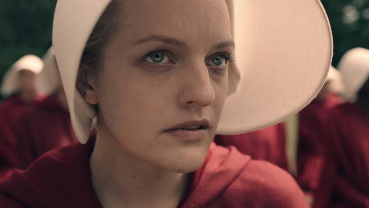 Offred olhando para cima em The Handmaid's Tale