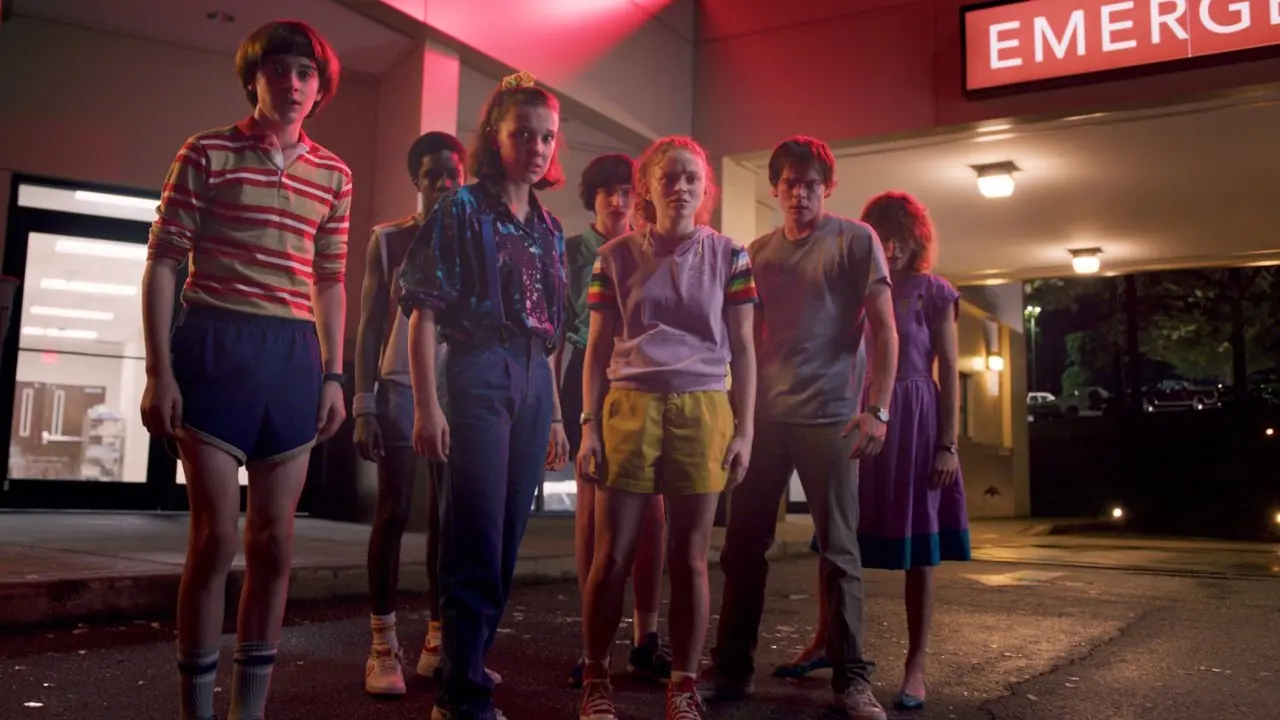 La fiesta en el centro comercial Harcourt en Stranger Things temporada 3