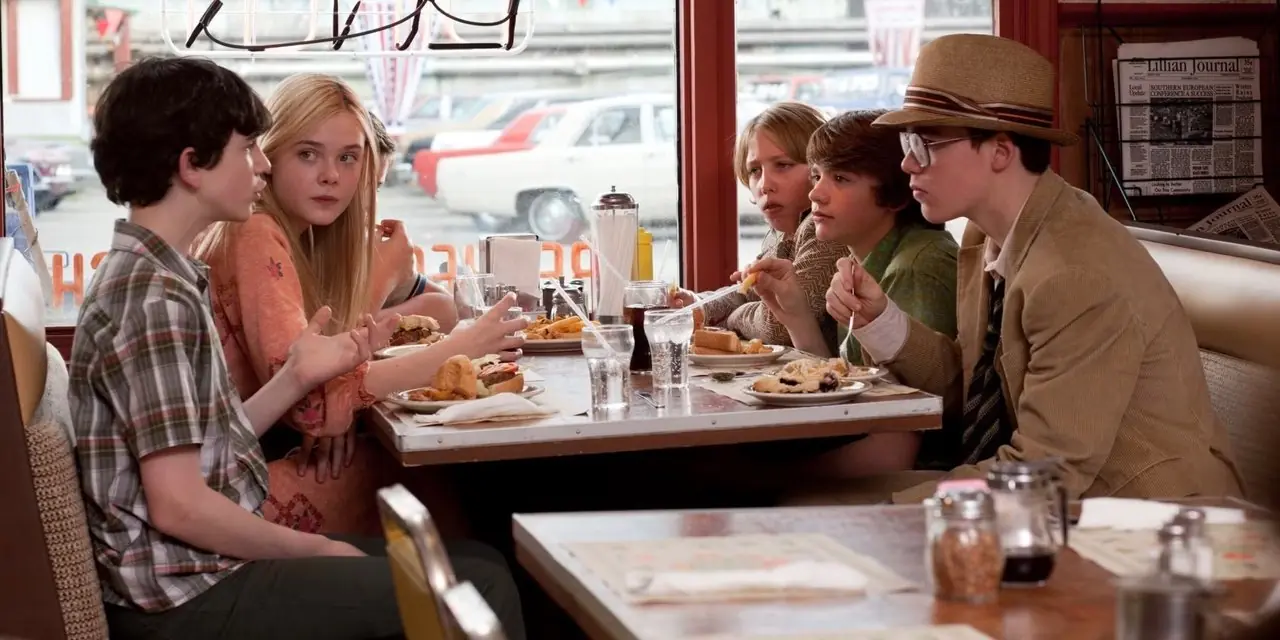 Riley Griffiths, Joel Courtney, Gabriel Basso, Zach Mills, Ryan Lee y Elle Fanning como Charles, Joe, Martin, Preston, Alice y Cary en Super 8