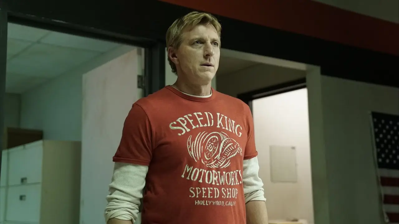 Johnny Lawrence (William Zabka) kijkt verbaasd in Cobra Kai.