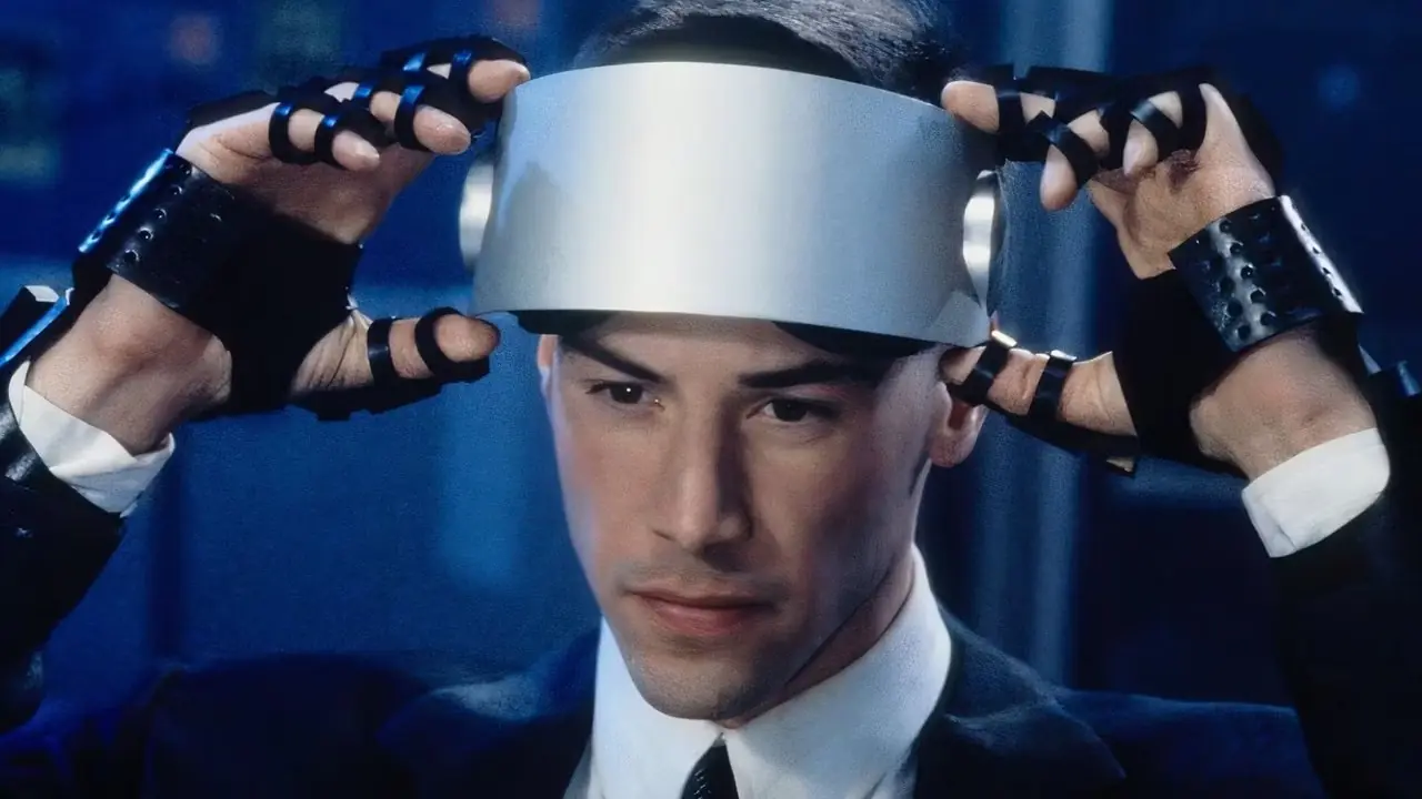 Johnny se prepara para ponerse sus gafas de realidad virtual en Johnny Mnemonic