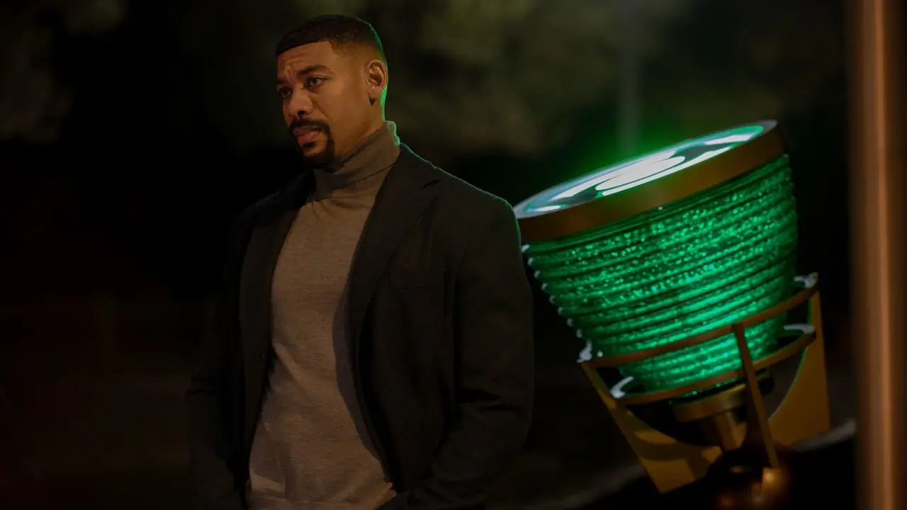 Aaron Pierre nei panni di John Stewart in piedi davanti ai riflettori di Lanterna Verde nell'episodio 6 di Lanterns Aaron Pierre nei panni di John Stewart in piedi davanti ai riflettori di Lanterna Verde nell'episodio 6 di Lanterns