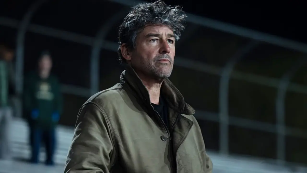 Hal Jordan rolünde Kyle Chandler, Lanterns'deki Rushville stadyumunda duruyor Hal Jordan rolünde Kyle Chandler, Lanterns'deki Rushville stadyumunda duruyor