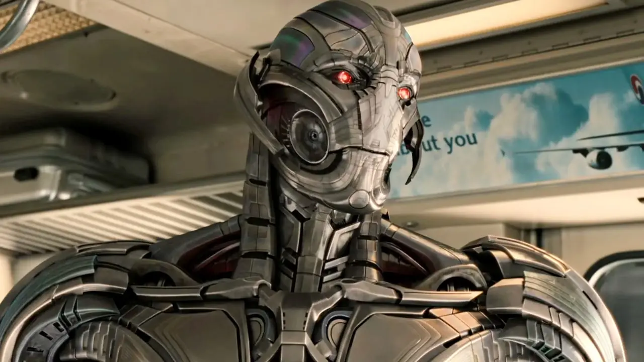 James Spaders Ultron blickt in Avengers: Age of Ultron auf Chris Evans‘ Captain America in einem Zug James Spaders Ultron blickt in Avengers: Age of Ultron auf Chris Evans‘ Captain America in einem Zug