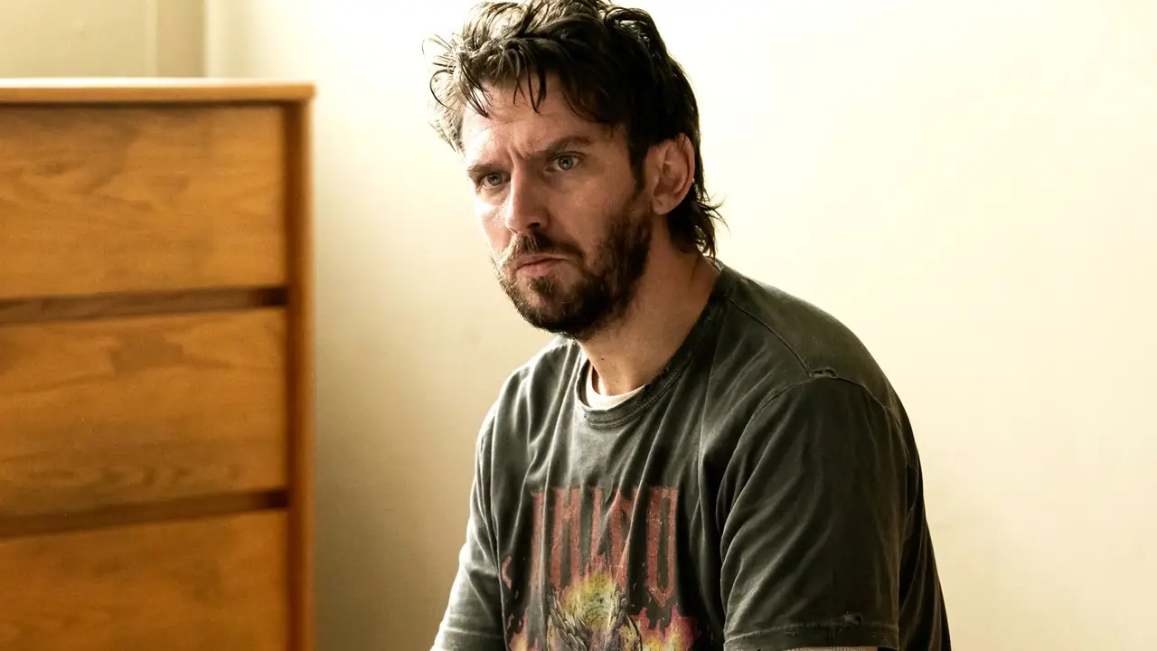 Pepper de Dan Stevens mirando pensativamente en The Terror: The Devil in Silver