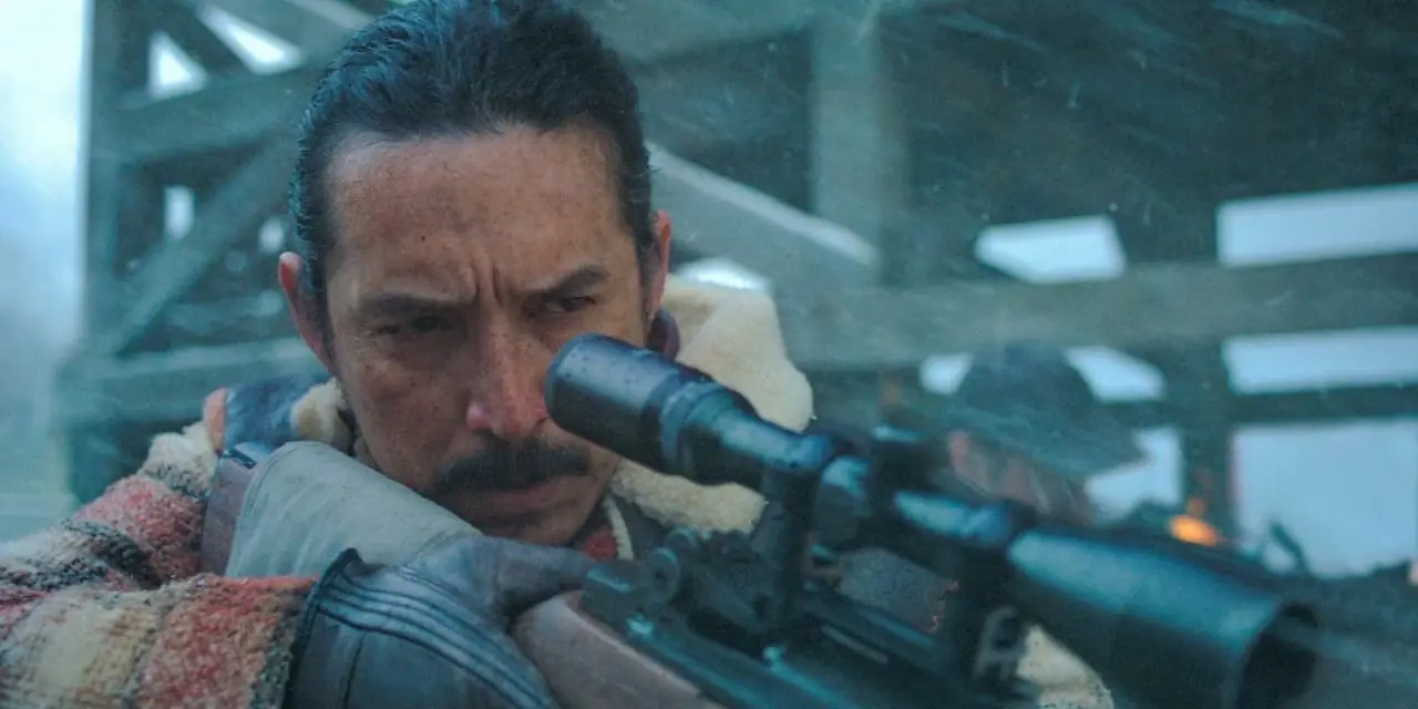 Tommy Miller (Gabriel Luna) apuntando con su arma en The Last of Us Temporada 2 Ep 2