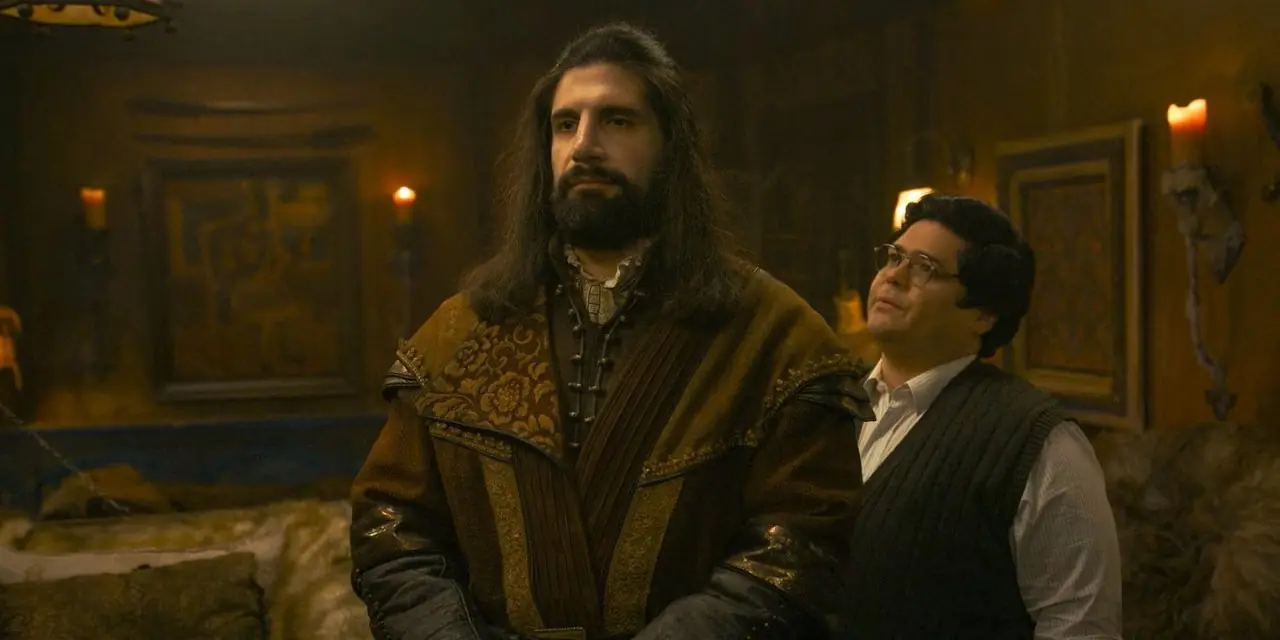 Guillermo (Harvey Guillén) brossant les cheveux de Nandor (Kayvan Novak) dans What We Do in the Shadows Saison 6 Ep 11 Guillermo (Harvey Guillén) brossant les cheveux de Nandor (Kayvan Novak) dans What We Do in the Shadows Saison 6 Ep 11