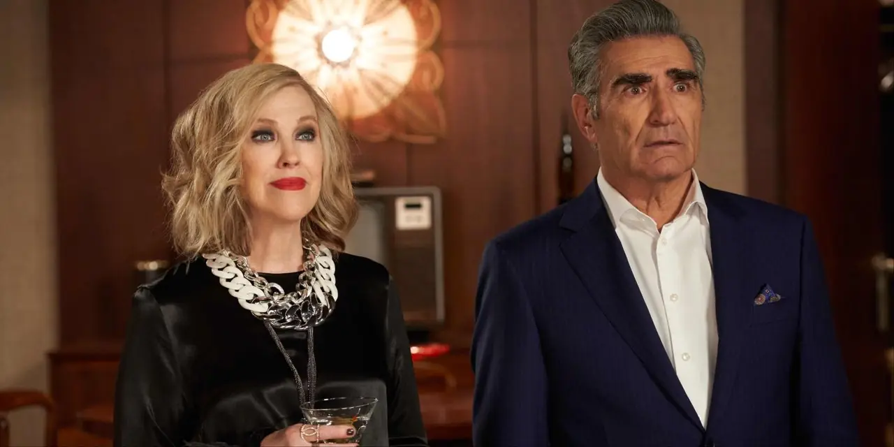 Moira Rose (Catherine O'Hara) ve Johnny Rose (Eugene Levy), Schitt's Creek-1'de şaşırmış görünüyorlar Moira Rose (Catherine O'Hara) ve Johnny Rose (Eugene Levy), Schitt's Creek-1'de şaşırmış görünüyorlar