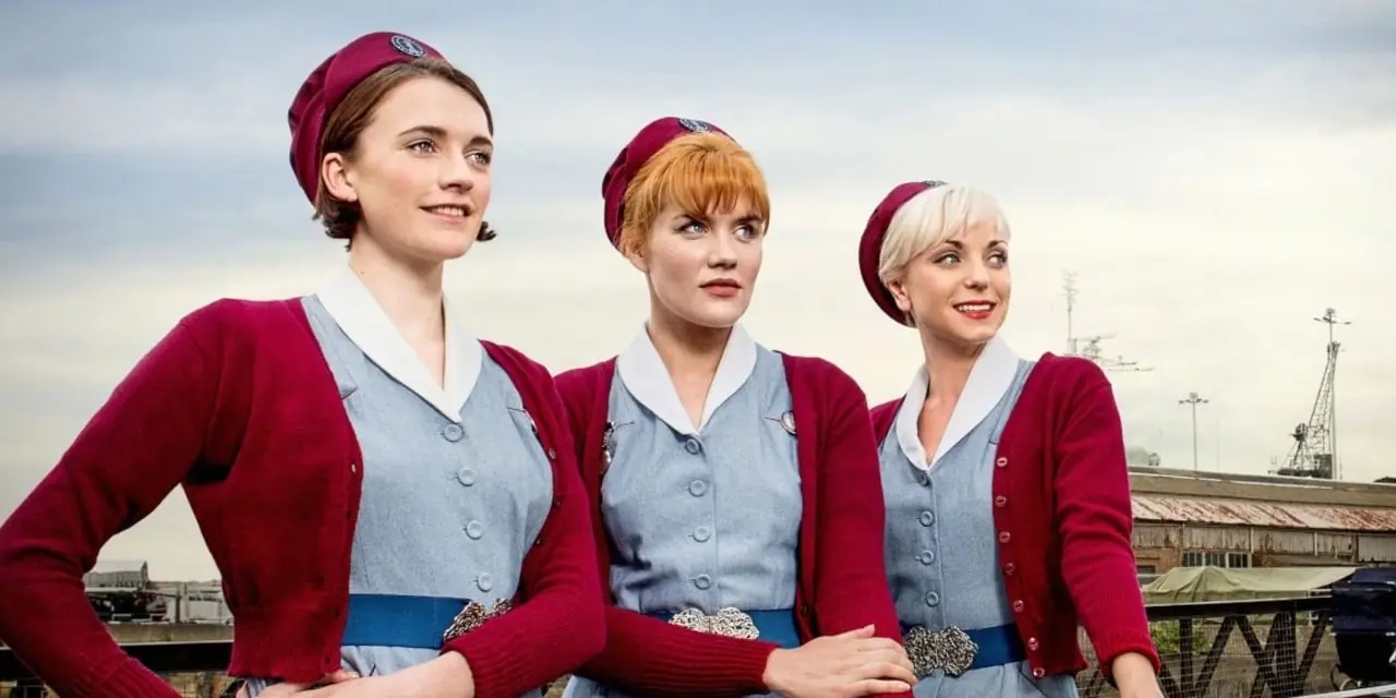 الممرضة باربرا (شارلوت ريتشي)، الأخت برناديت (لورا ماين) وتريكسي (هيلين جورج) في فيلم Call the Midwife