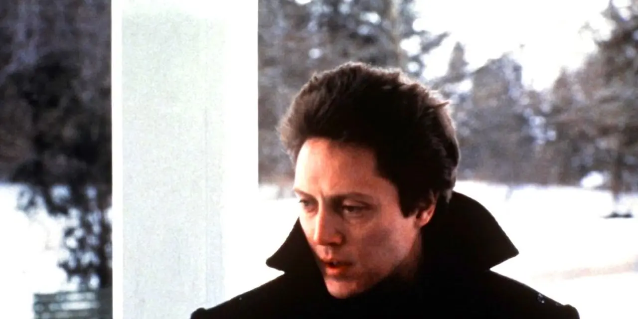 Johnny Smith de Christopher Walken se alza sobre un fondo nevado en The Dead Zone 1983