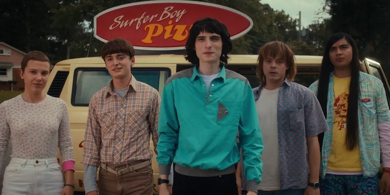 Once Will Mike Jonathan y Argyle se paran frente a la camioneta en la temporada 4 de Stranger Things (Imagen cortesía de Everett) Once Will Mike Jonathan y Argyle se paran frente a la camioneta en la temporada 4 de Stranger Things (Imagen cortesía de Everett)