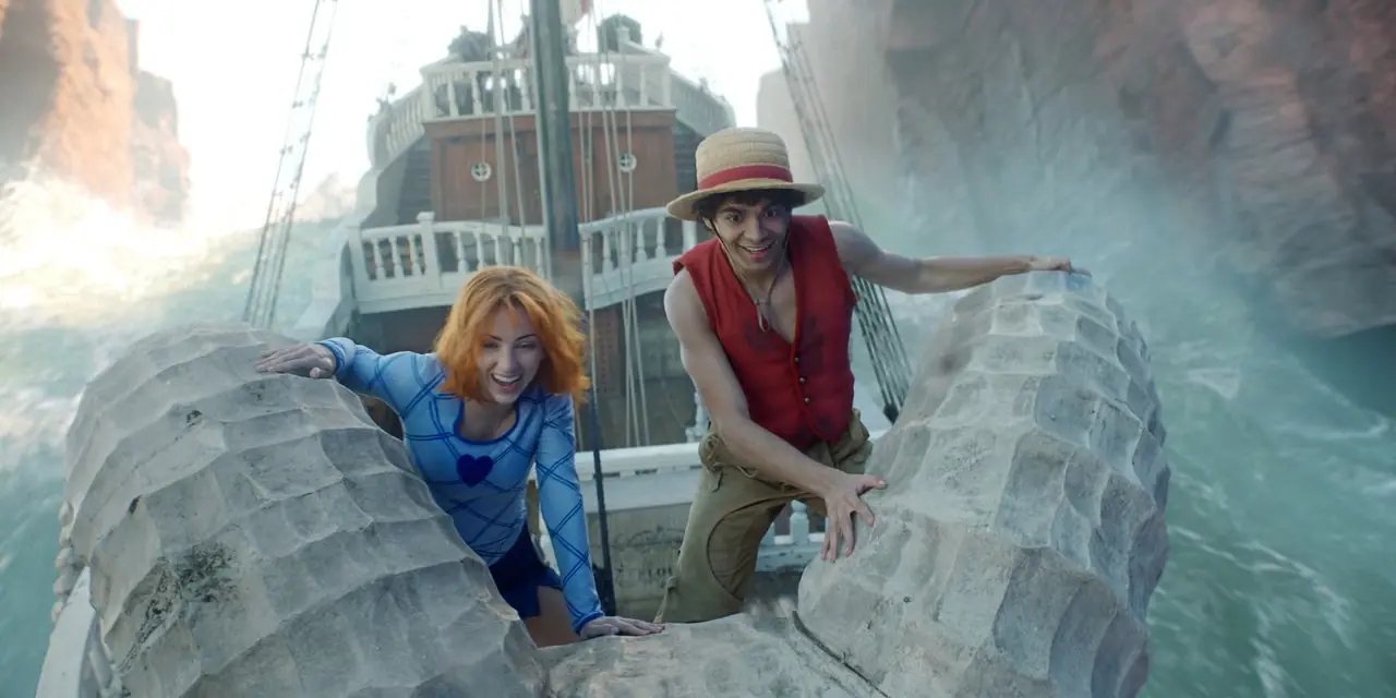 Netflix One Piece Live-Action: Ruffy und Nami auf ihrem Schiff lächelnd und glücklich