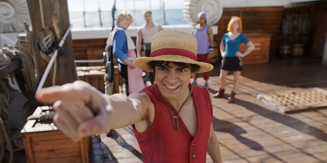 Inaki Godoy als Luffy lächelt und zeigt in Staffel 2 der One Piece-Live-Action