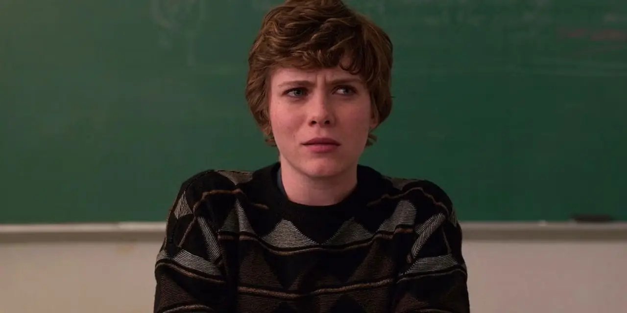 Sophia Lillis dans le rôle de Sydney Novak assise avec une expression confuse et incrédule devant un tableau dans la série Netflix I Am Not Okay With This Sophia Lillis dans le rôle de Sydney Novak assise avec une expression confuse et incrédule devant un tableau dans la série Netflix I Am Not Okay With This