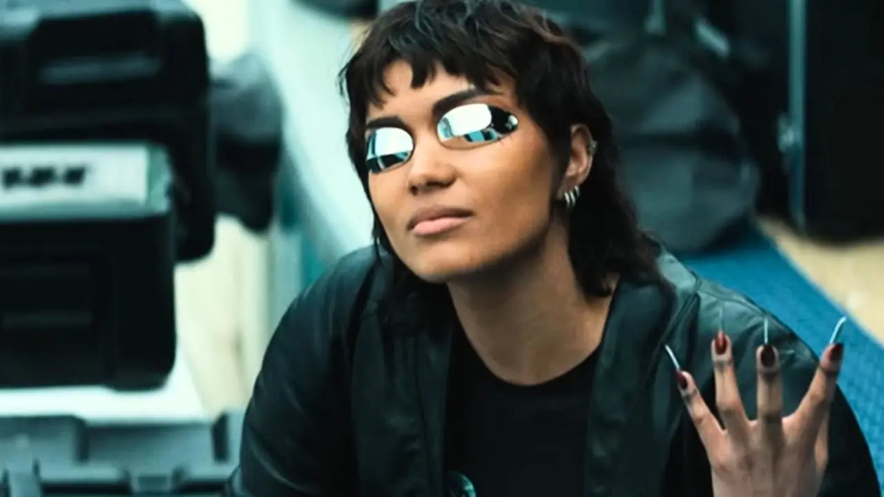 Apple TV의 Neuromancer TV 쇼에서 손톱을 자랑하는 Molly(Briana Middleton) Apple TV의 Neuromancer TV 쇼에서 손톱을 자랑하는 Molly(Briana Middleton)