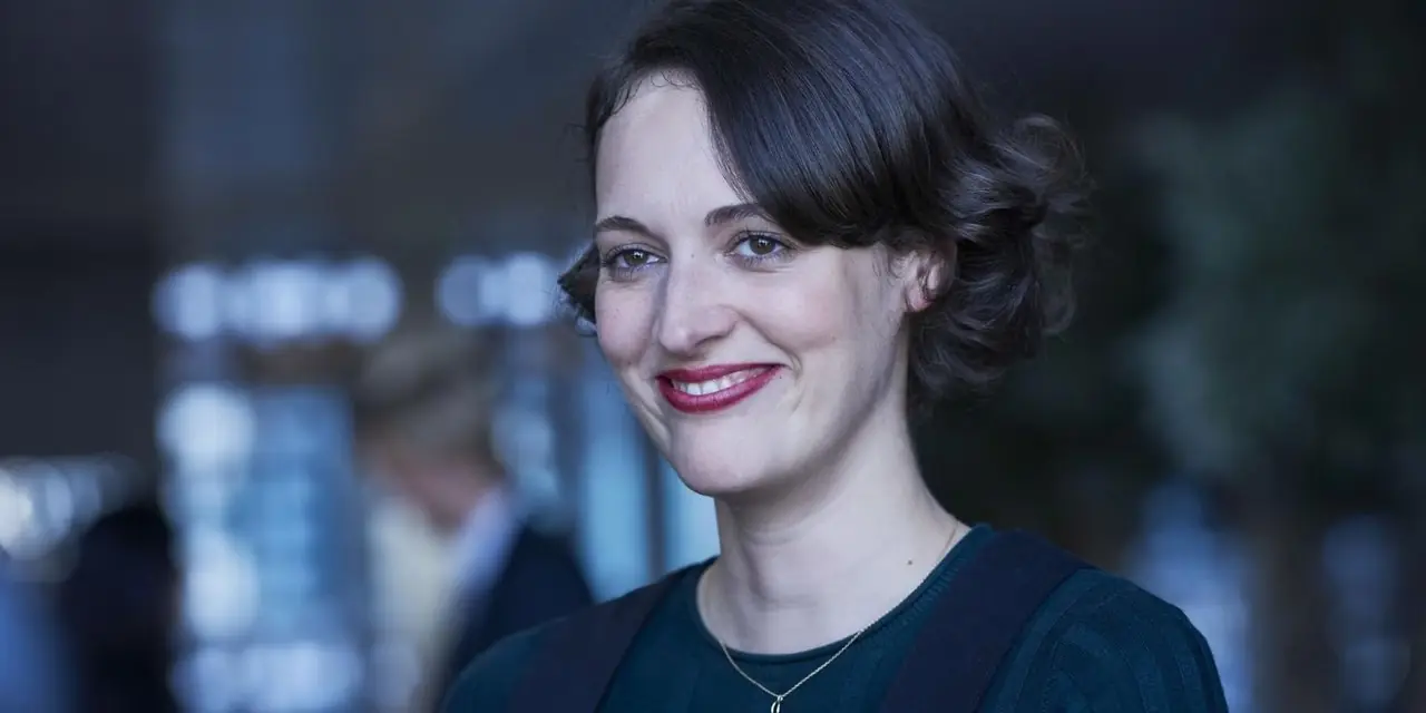 Fleabag (Phoebe Waller-Bridge) smiler i Fleabag