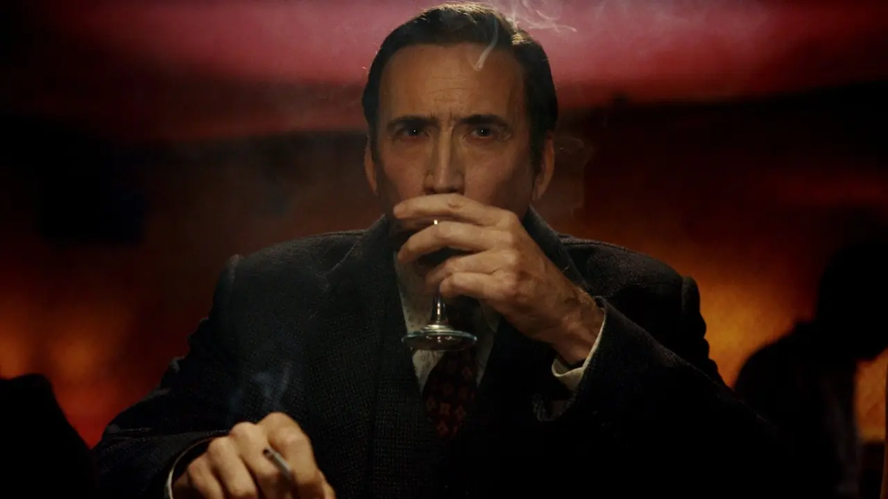 Nicolas Cage bebiendo y fumando en Spider-Noir Nicolas Cage bebiendo y fumando en Spider-Noir