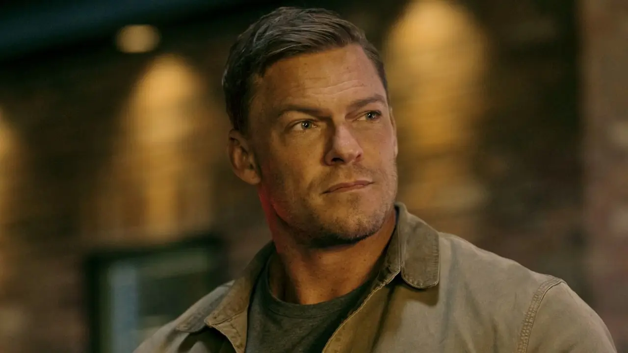 Jack Reacher de Alan Ritchson mirando de reojo en Reacher de Prime Video Jack Reacher de Alan Ritchson mirando de reojo en Reacher de Prime Video