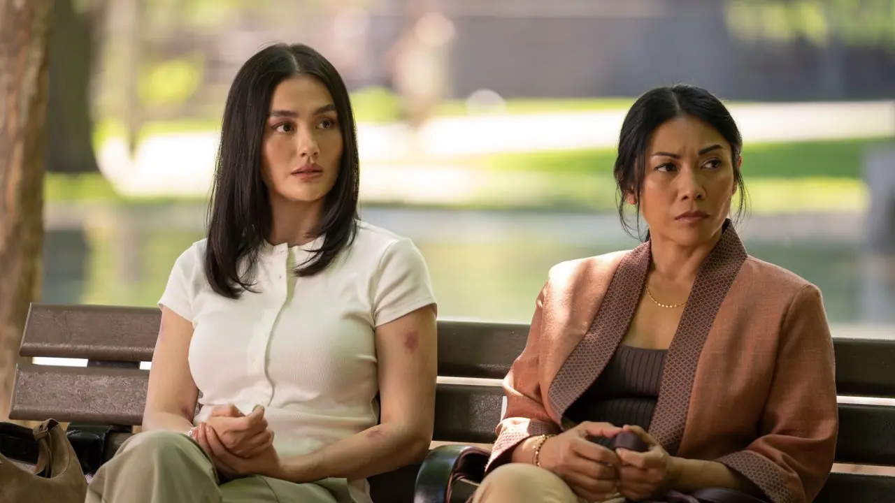Agnez Mo y Anggun sentados en un banco en un parque en la temporada 4 de Reacher Agnez Mo y Anggun sentados en un banco en un parque en la temporada 4 de Reacher
