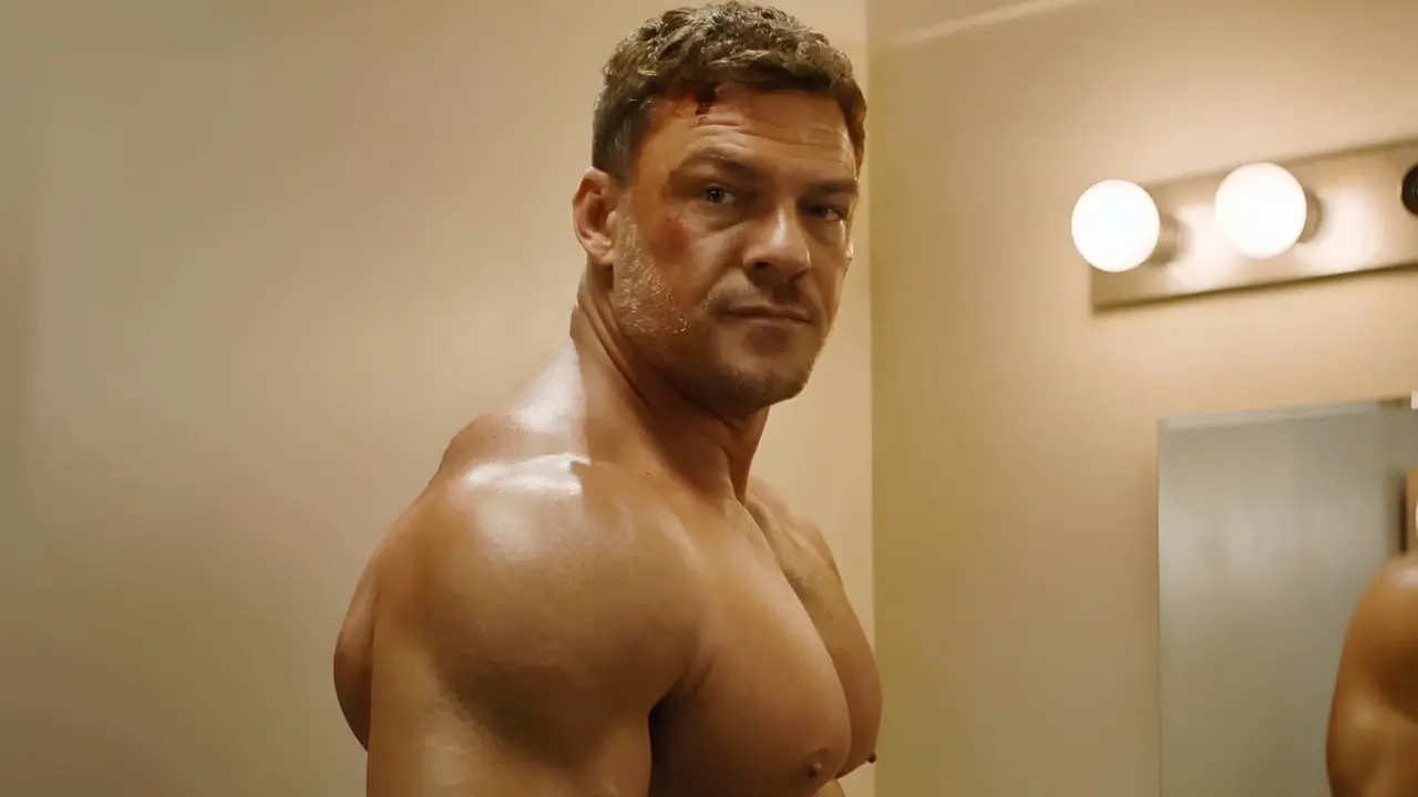 Jack Reacher de Alan Ritchson parado sin camisa y mirando a Lila en la temporada 4 de Reacher Jack Reacher de Alan Ritchson parado sin camisa y mirando a Lila en la temporada 4 de Reacher