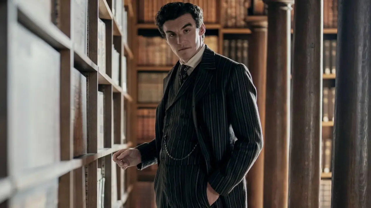 Dónal Finn jako Moriarty w „Młodym Sherlocku”. Dónal Finn jako Moriarty w „Młodym Sherlocku”.