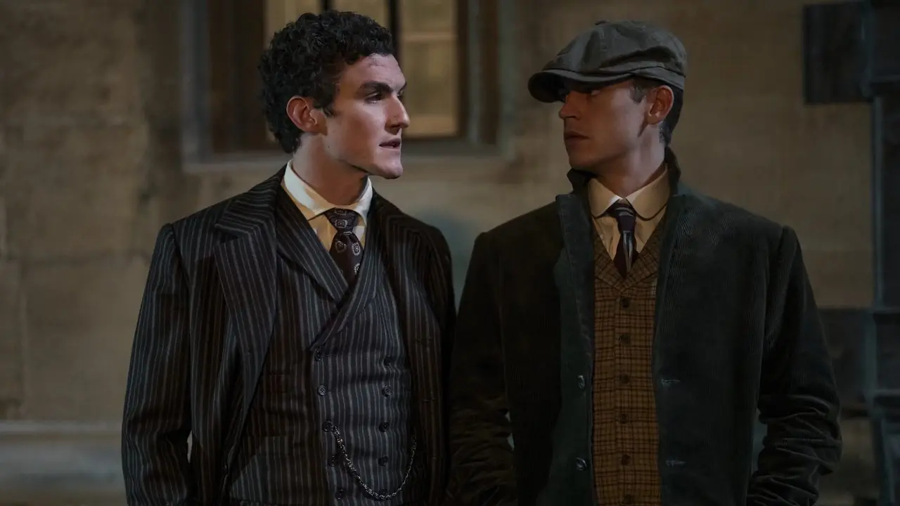 Dónal Finn jako James Moriarty i Hero Fiennes Tiffin jako Holmes w „Młodym Sherlocku”. Dónal Finn jako James Moriarty i Hero Fiennes Tiffin jako Holmes w „Młodym Sherlocku”.