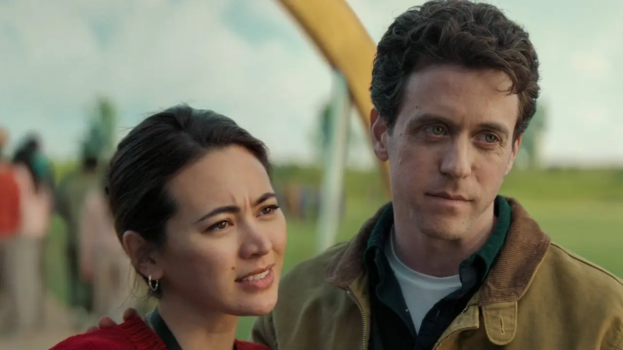 Ashley Zukerman como Daniel Keene y Jessica Henwick como Helen Drew en Silo temporada 3, episodio 9 Ashley Zukerman como Daniel Keene y Jessica Henwick como Helen Drew en Silo temporada 3, episodio 9