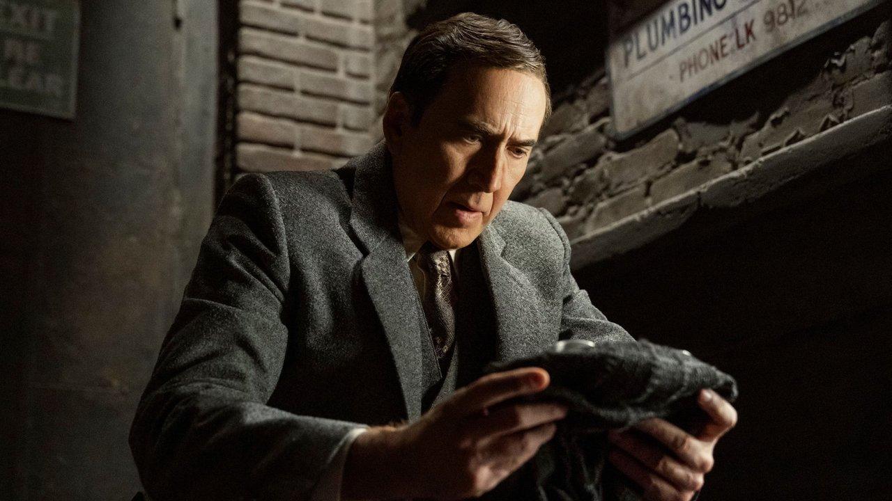 Nicolas Cage undersöker något i Spider-Noir Nicolas Cage undersöker något i Spider-Noir