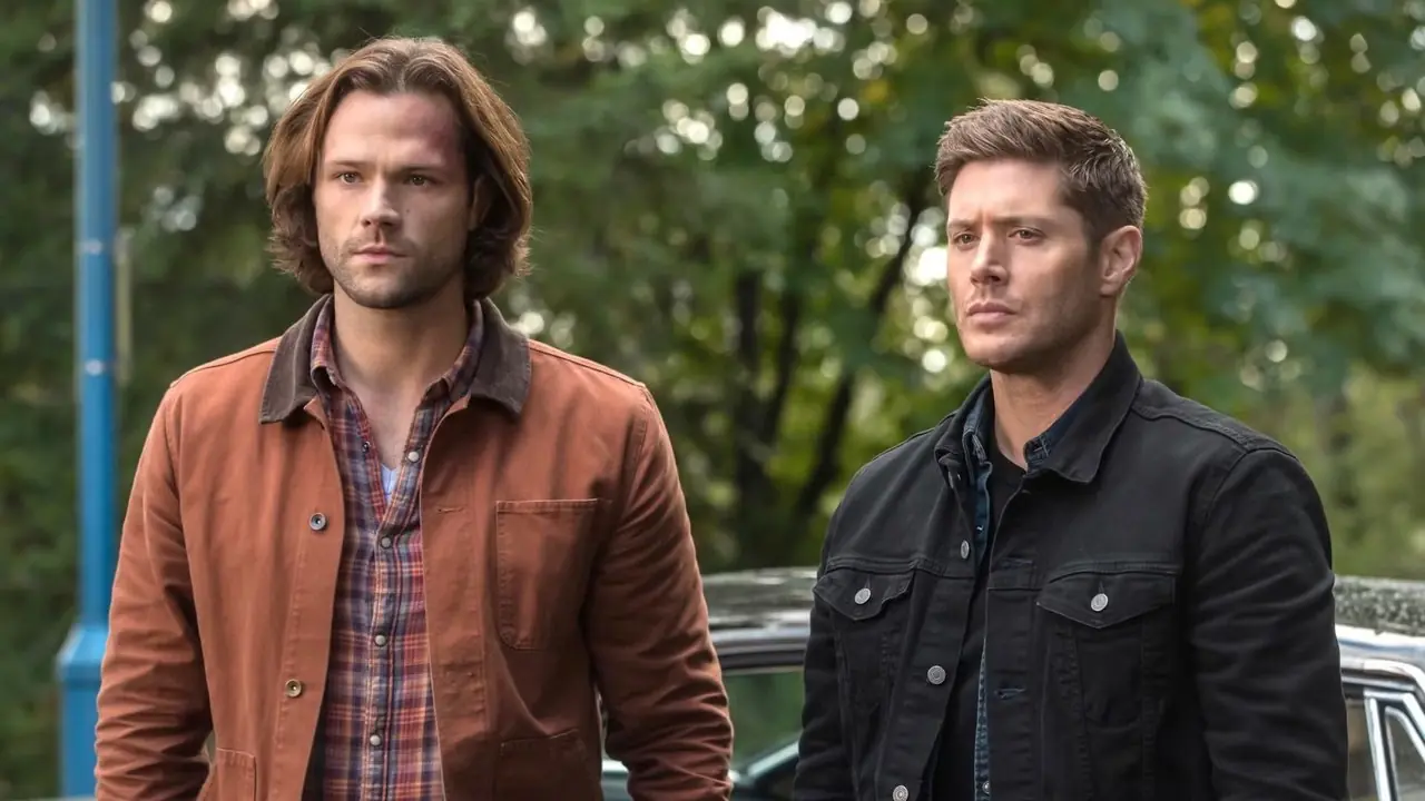 Sam och Dead står framför Impala i Supernatural säsong 13