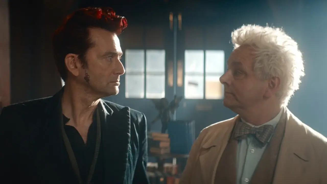 Crowley och Aziraphale tittar på varandra i Good Omens säsong 3
