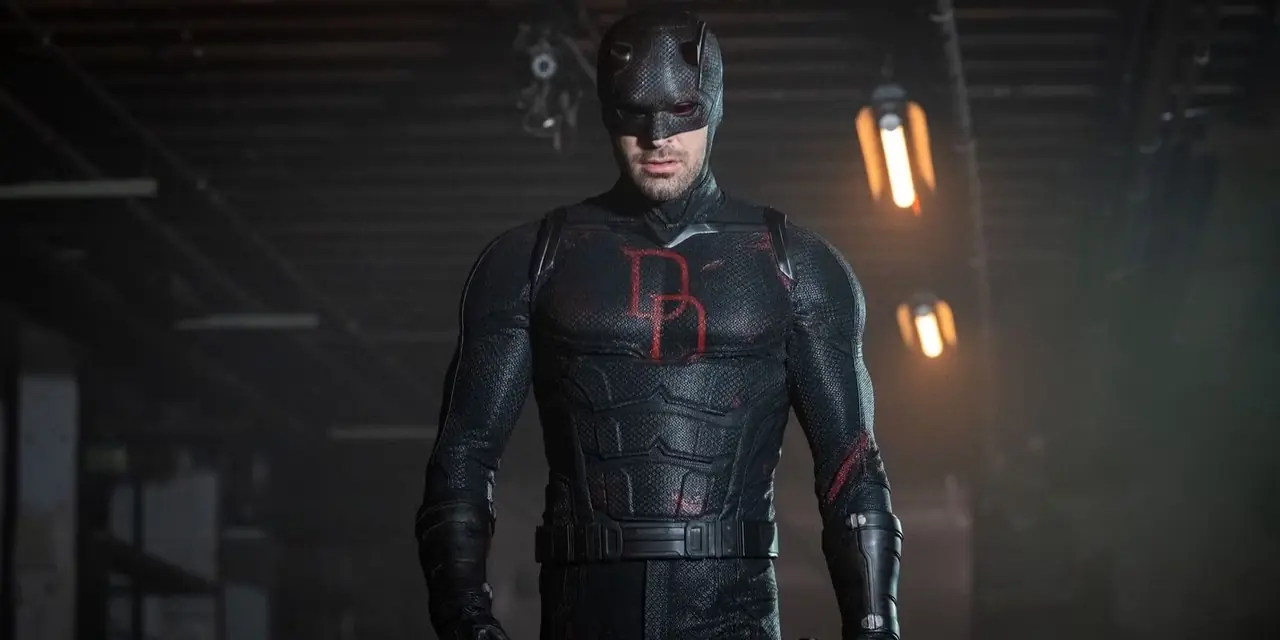تشارلي كوكس في دور مات مردوك في بدلته المتهوره في Daredevil: Born Again. تشارلي كوكس في دور مات مردوك في بدلته المتهوره في Daredevil: Born Again.
