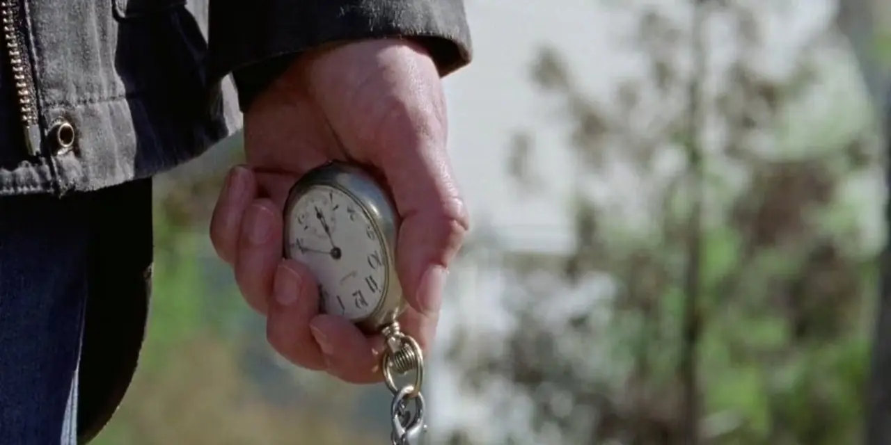 Maggie sostiene el reloj de bolsillo de Glenn en The Walking Dead