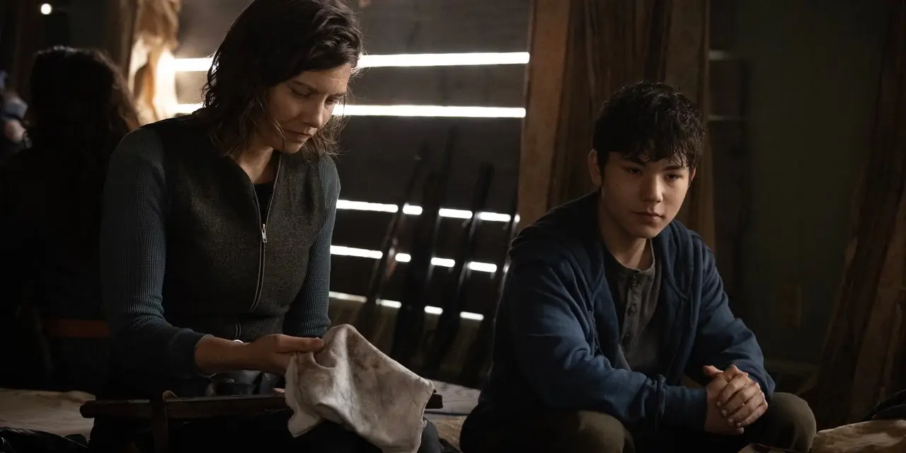 Maggie (Lauren Cohan) y Hershel (Logan Kim) sentados en la temporada 2 de The Walking Dead: Dead City