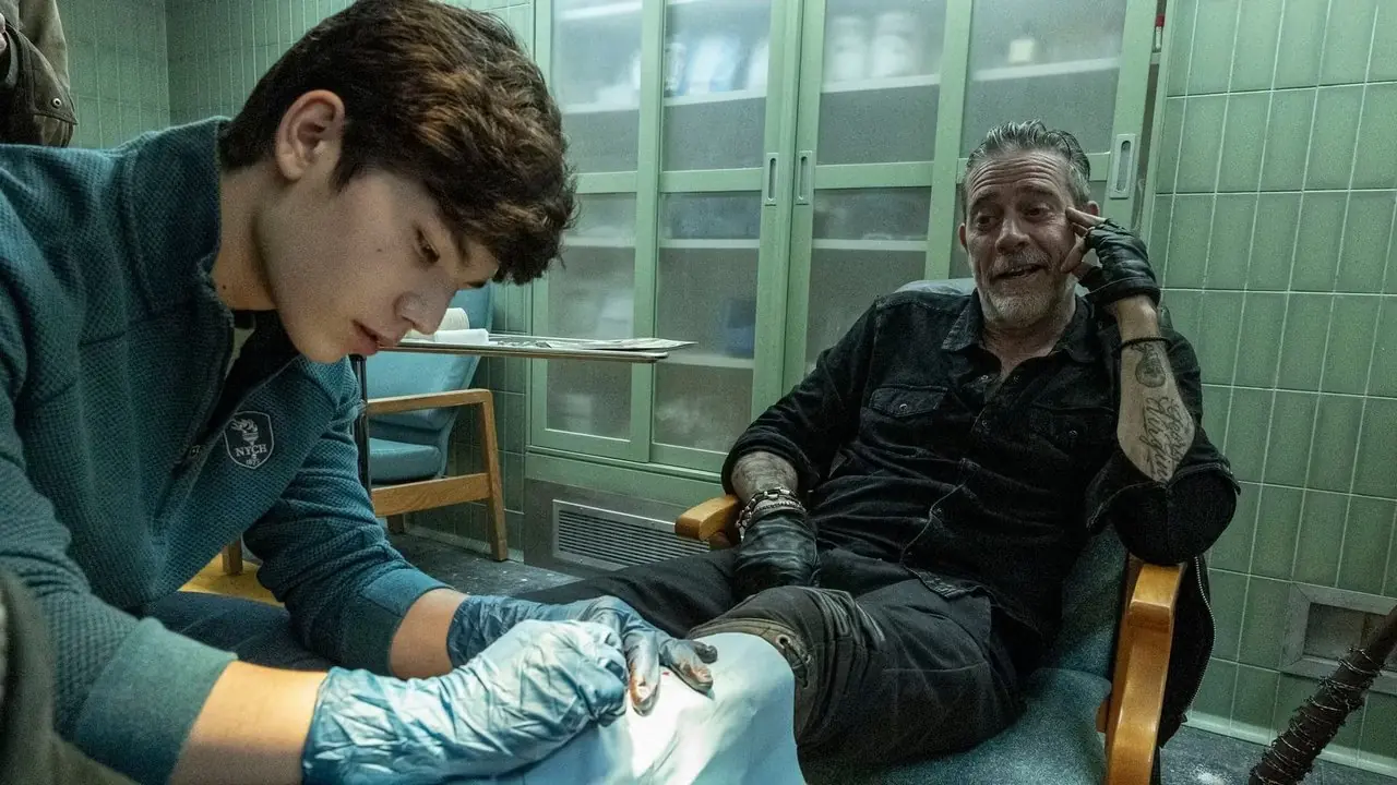 Hershel (Logan Kim) tratando la herida de Negan (Jeffrey Dean Morgan) en The Walking Dead: Dead City temporada 2