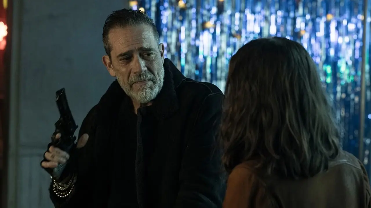 Negan hält eine Waffe in der Hand und blickt auf Maggie in Staffel 3, Folge 7 von The Walking Dead Dead City