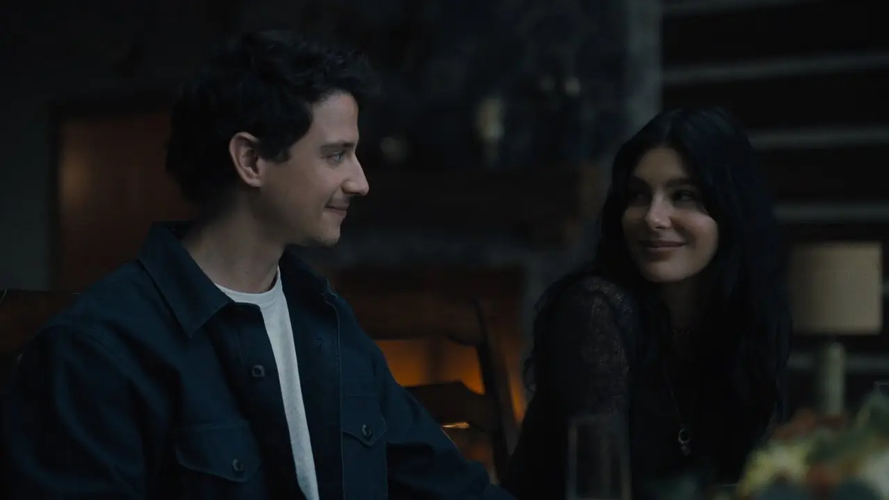 Nicky y Rachel se sonríen en el episodio 1 de Algo muy malo va a pasar