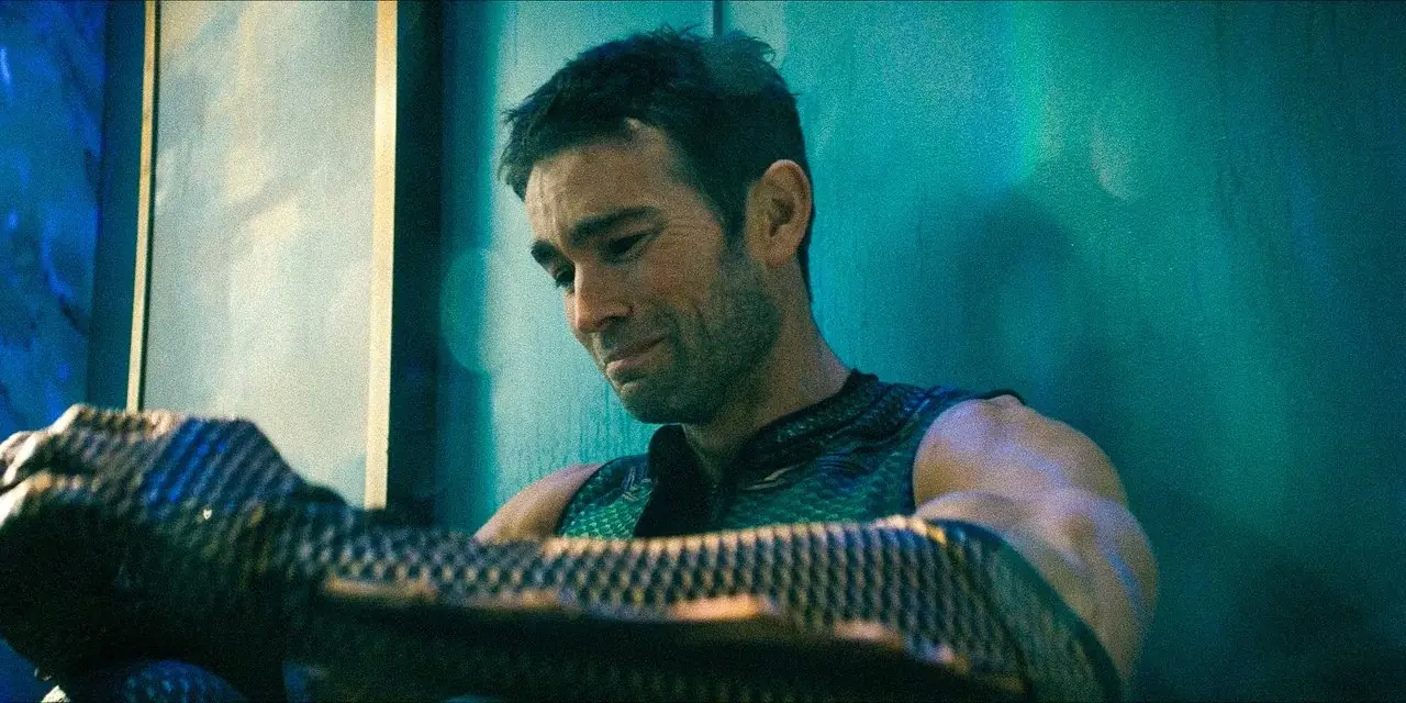 The Deep (Chace Crawford) llorando en el suelo después de romper la pecera de Amrousius en The Boys Temporada 4, Episodio 7. The Deep (Chace Crawford) llorando en el suelo después de romper la pecera de Amrousius en The Boys Temporada 4, Episodio 7.