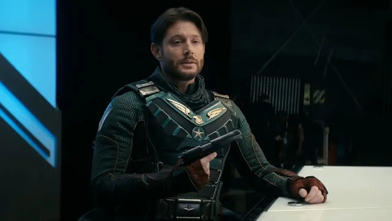 Jensen Ackles dans le rôle de Soldier Boy exhibant une arme à feu dans The Boys.