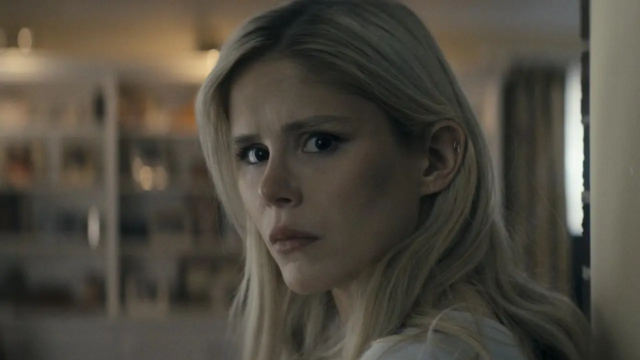 Erin Moriarty nei panni di Annie January/Starlight che sembra preoccupata nella stagione 5 di The Boys, episodio 4 Erin Moriarty nei panni di Annie January/Starlight che sembra preoccupata nella stagione 5 di The Boys, episodio 4