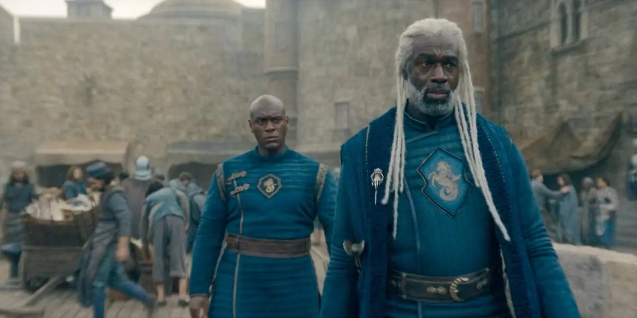 Sur Driftmark, Lord Corlys Velaryon (Steven Toussaint) et Alyn (Abubakar Salim) parlent d'Addam étant le nouveau cavalier de dragon dans House of the Dragon Saison 2 Episode 7 Sur Driftmark, Lord Corlys Velaryon (Steven Toussaint) et Alyn (Abubakar Salim) parlent d'Addam étant le nouveau cavalier de dragon dans House of the Dragon Saison 2 Episode 7