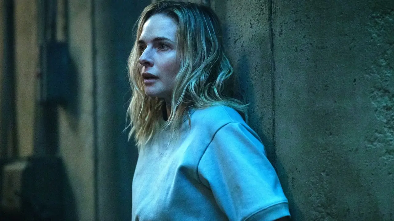 Rebecca Ferguson, Silo 3. sezon 4. bölümde duvara yaslanan Juliette Nichols rolünde Rebecca Ferguson, Silo 3. sezon 4. bölümde duvara yaslanan Juliette Nichols rolünde