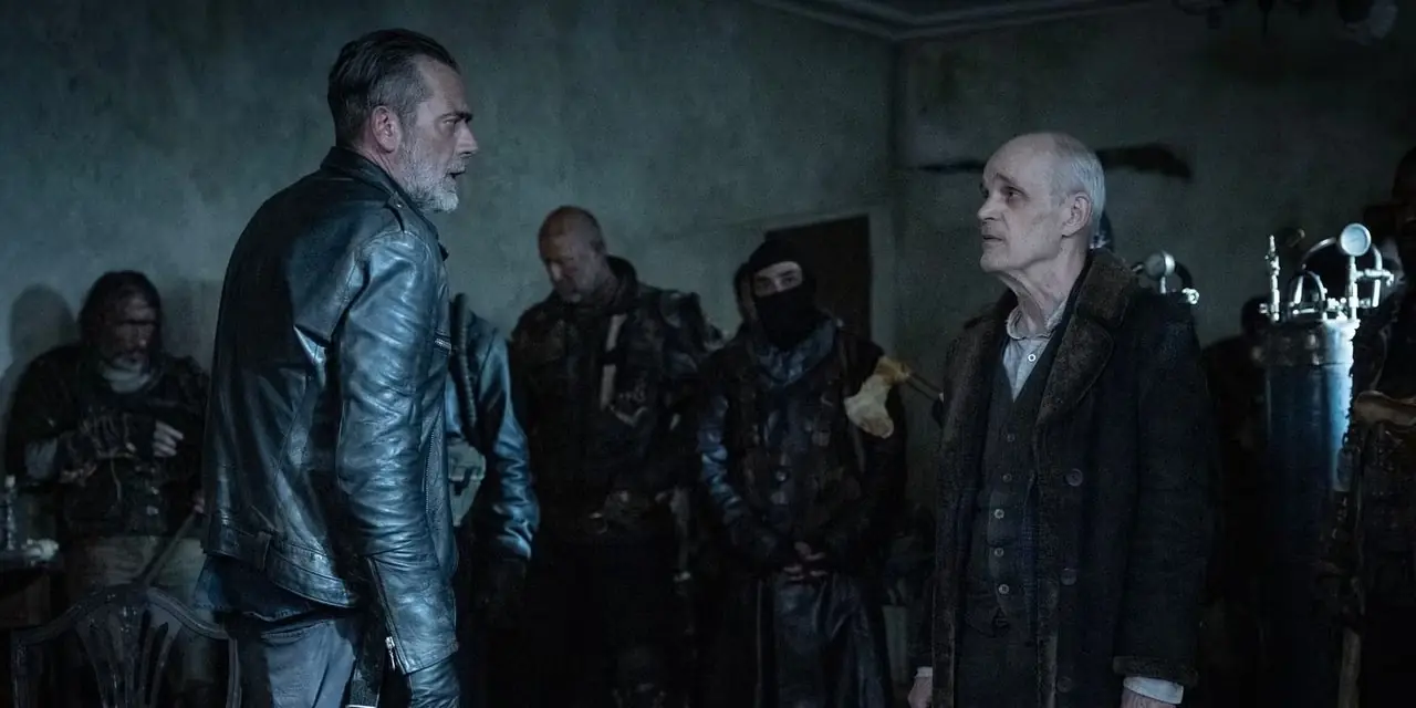 Negan (Jeffrey Dean Morgan) guarda con rabbia il croato (Željko Ivanek) in The Walking Dead: Dead City stagione 2